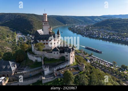 Luftaufnahme der Marksburg und des Flusskreuzfahrtschiffes nickospirit (nicko Cruises) auf dem Rhein, Braubach, Rheinland-Pfalz, Deutschland, Europa Stockfoto