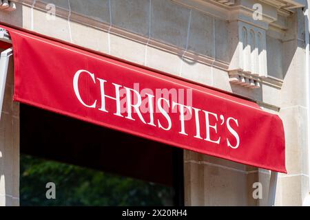 Schildern Sie auf eine Markise des Christie-Gebäudes in Paris, Frankreich. Christie's ist ein internationales Auktionshaus mit Hauptsitz in London, Großbritannien Stockfoto