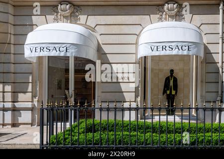 Außenansicht einer Versace Boutique im Pariser Viertel Champs-Elysees, Frankreich. Versace ist eine italienische Marke, die sich auf Mode und Luxus spezialisiert hat Stockfoto