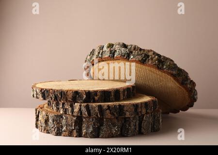 Präsentation für das Produkt. Holzstümpfe auf beigefarbenem Hintergrund Stockfoto