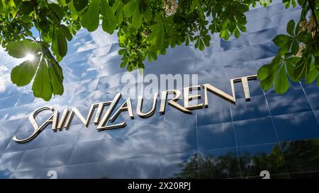 Schild und Logo von Saint Laurent, einer Marke des Couture-Hauses Yves Saint Laurent oder YSL, französisches Mode- und Luxusunternehmen Stockfoto