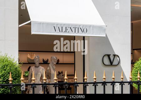 Außenansicht einer Valentino-Boutique im Champs-Elysees-Viertel, Paris, Frankreich. Valentino ist eine italienische Marke, die sich auf Mode und Luxus spezialisiert hat Stockfoto