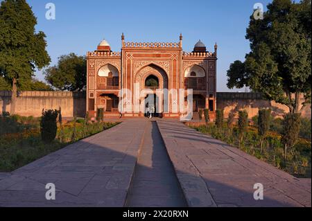 Das östliche Tor des Grabes von I'timād-ud-Daulah wird oft als Entwurf des Taj Mahal, Agra, Uttar Pradesh, Indien angesehen Stockfoto