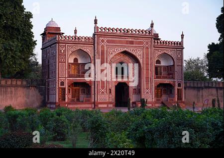 Östliches Tor des Grabes von I'timād-ud-Daulah, Agra, Uttar Pradesh, Indien Stockfoto