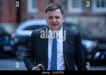 London, England, Großbritannien. April 2024. MEL STRIDE, Secretary of Work and Pensions, wird während der morgendlichen Medienrunde in Westminster vor den Sendestudios gesehen. (Kreditbild: © Thomas Krych/ZUMA Press Wire) NUR REDAKTIONELLE VERWENDUNG! Nicht für kommerzielle ZWECKE! Stockfoto