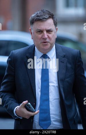 London, England, Großbritannien. April 2024. MEL STRIDE, Secretary of Work and Pensions, wird während der morgendlichen Medienrunde in Westminster vor den Sendestudios gesehen. (Kreditbild: © Thomas Krych/ZUMA Press Wire) NUR REDAKTIONELLE VERWENDUNG! Nicht für kommerzielle ZWECKE! Stockfoto