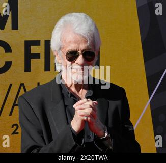 Los Angeles, Usa. April 2024. George Chakiris nimmt am Donnerstag, den 18. April 2024, am Eröffnungsabend des TCM Classic Film Festivals und am 30. Jahrestag der Präsentation von „Pulp Fiction“ im TCL Chinese Theatre in der Hollywood-Sektion von Los Angeles Teil. Foto: Jim Ruymen/UPI Credit: UPI/Alamy Live News Stockfoto