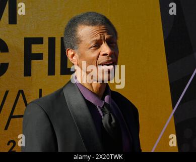 Los Angeles, Usa. April 2024. Phil LaMarr nimmt am Donnerstag, den 18. April 2024, am Eröffnungsabend des TCM Classic Film Festivals und am 30. Jahrestag der Präsentation von „Pulp Fiction“ im TCL Chinese Theatre in der Hollywood-Sektion von Los Angeles Teil. Foto: Jim Ruymen/UPI Credit: UPI/Alamy Live News Stockfoto