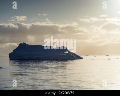 Sonnenaufgang über Eisberg in der Orleans Strait vor der Davis Küste der Antarktischen Halbinsel nahe Trinity Island. Stockfoto