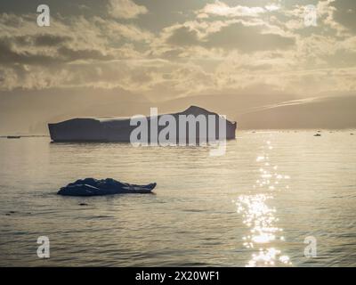 Sonnenaufgang über Eisberg in der Orleans Strait vor der Davis Küste der Antarktischen Halbinsel nahe Trinity Island. Stockfoto