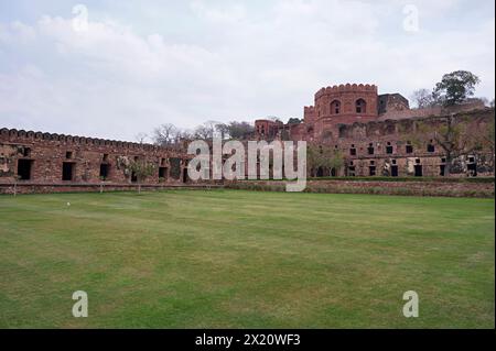 Caravan Serai und Akbars Elefantengrab Minaret, Fatehpur Sikri, Uttar Pradesh, Indien Stockfoto