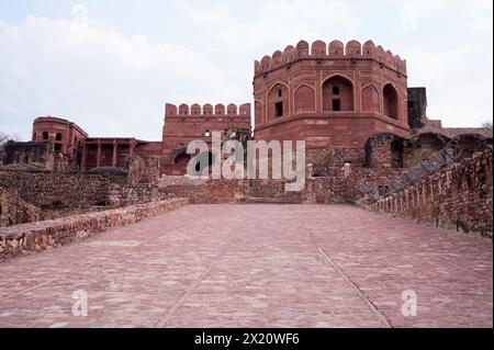 Elephant Gate und Akbars Elefantengrab Minaret, Fatehpur Sikri, Uttar Pradesh, Indien Stockfoto