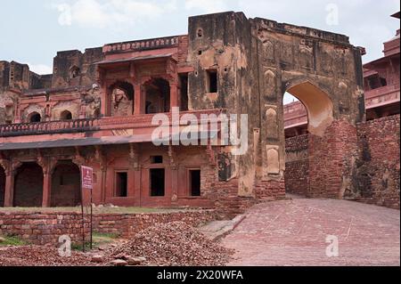 Steinmetzmoschee (Ruinen zwischen Elefantentor und Raja Birbal's Palace) Fatehpur Sikri, Uttar Pradesh, Indien Stockfoto