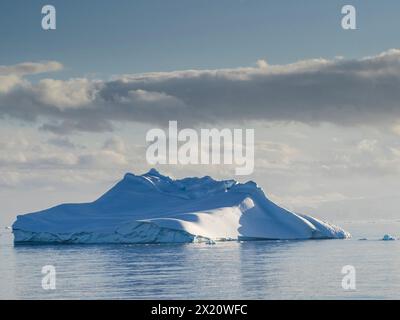 Eisberg in der Orleans Strait vor Trinity Island, nahe der Davis Küste der Antarktischen Halbinsel Stockfoto