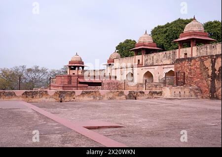 Steinmetzmoschee (Ruinen zwischen Elefantentor und Raja Birbal's Palace) Fatehpur Sikri, Uttar Pradesh, Indien Stockfoto