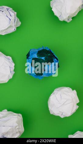 Planet Erde aus Papier auf einem leuchtend grünen Hintergrund. Stockfoto