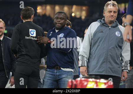 Schalke, Deutschland. April 2024. firo: 13.04.2024 Fußball, Fußball, 2. Bundesliga der Herren 2. Bundesliga FC Schalke 04 - 1. FC Nürnberg 2:0 Gerald Asamoah und Mike Buskens, Schalke Credit: dpa/Alamy Live News Stockfoto