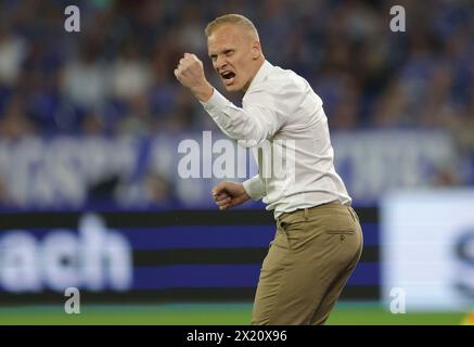 Schalke, Deutschland. April 2024. firo : 13.04.2024 Fußball, Fußball, 2. Bundesliga 2. Bundesliga FC Schalke 04 - 1. FC Nürnberg Cheftrainer Karel Geraerts von Schalke Gesten Credit: dpa/Alamy Live News Stockfoto