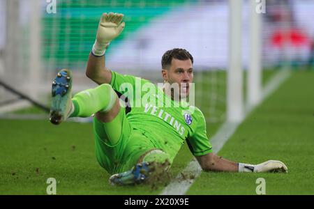 Schalke, Deutschland. April 2024. firo: 13.04.2024 Fußball, Fußball, 2. Bundesliga 2. Bundesliga FC Schalke 04 - 1. FC Nürnberg Marius Muller Torhüter von Schalke spielt den Ball Credit: dpa/Alamy Live News Stockfoto