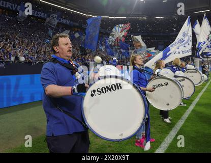 Schalke, Deutschland. April 2024. firo: 13.04.2024 Fußball, Fußball, 2. Bundesliga 2. Bundesliga FC Schalke 04 - 1. FC Nürnberg Schlagzeuger vor der Nordkurve FAbns Credit: dpa/Alamy Live News Stockfoto