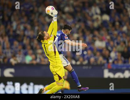 Schalke, Deutschland. April 2024. firo: 13.04.2024 Fußball, Fußball, 2. Bundesliga 2. Bundesliga FC Schalke 04 - 1. FC Nürnberg Yusuf Kabadayi Foul auf Carl Klaus Credit: dpa/Alamy Live News Stockfoto