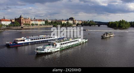 Touristen auf Booten auf der Moldau in Prag, Tschechische Republik, 17. April 2024. (CTK Foto/Milos Ruml) Stockfoto