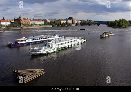 Touristen auf Booten auf der Moldau in Prag, Tschechische Republik, 17. April 2024. (CTK Foto/Milos Ruml) Stockfoto