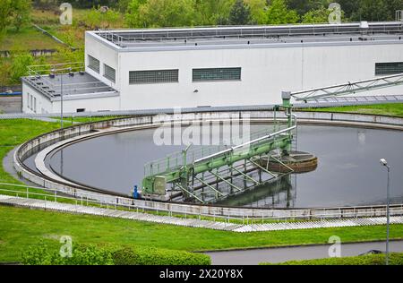 16. April 2024, Brandenburg, Münchehofe: Blick aus einem Turm auf ein Filterbecken der Kläranlage Münchehofe der Berliner Wasserbetriebe. Die Kläranlage Münchehofe befindet sich im brandenburgischen Stadtteil Märkisch-Oderland nahe der Landesgrenze zu Berlin. Auch das Abwasser der Firma Tesla wird hier im Auftrag des Wasserverbandes Strausberg-Erkner (WSE) behandelt. Foto: Patrick Pleul/dpa Stockfoto