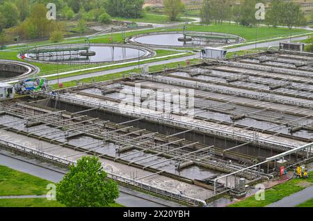 16. April 2024, Brandenburg, Münchehofe: Blick von einem Turm auf die Filterbecken der Kläranlage Münchehofe der Berliner Wasserbetriebe. Die Kläranlage Münchehofe befindet sich im brandenburgischen Stadtteil Märkisch-Oderland nahe der Landesgrenze zu Berlin. Auch das Abwasser der Firma Tesla wird hier im Auftrag des Wasserverbandes Strausberg-Erkner (WSE) behandelt. Foto: Patrick Pleul/dpa Stockfoto