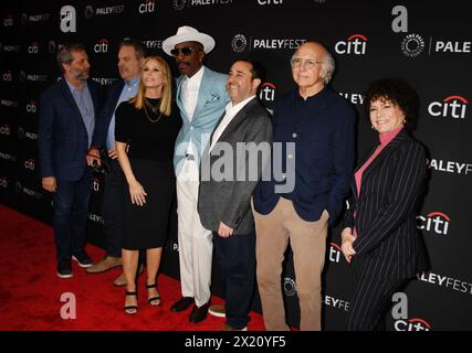 HOLLYWOOD, KALIFORNIEN - 18. APRIL: (L-R) Judd Apatow, Jeff Garlin, Cheryl Hines, J.B. Smoove, Jeff Schaffer, Larry David und Susie Essman kommen zu Kumpel Stockfoto