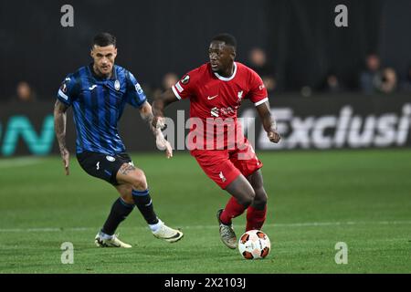 Ibrahima Konate (Liverpool) Gianluca Scamacca (Atalanta) während des Spiels der UEFA UEFA Europa League 2023 2024 zwischen Atalanta 0-1 Liverpool im Gewiss Stadium am 18. April 2023 in Bergamo, Italien. Quelle: Maurizio Borsari/AFLO/Alamy Live News Stockfoto