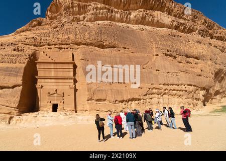 Al Ula, Saudi-Arabien - 5. Februar 2023: Touristen besuchen die berühmten Gräber der nabatäischen Zivilisation, Al-Ula ist ihre zweitgrößte Stadt nach PE Stockfoto