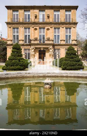 Der Pavillon de Vendôme, Aix-en-Provence, eine französische Renaissance-Villa aus dem Jahr 1665-7, entworfen von Antoine Matisse, spiegelt sich im Pool wider. Stockfoto