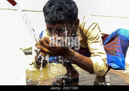 Hitzewelle in Bangladesch Rikscha zieht Getränke aus einer Wasserflasche während der Hitzewelle in Dhaka, Bangladesch, 19. April 2024. Das Meteorologische Department von Bangladesch (BMD) warnte am 15. April, dass die milde bis mäßige Hitzewelle, die über die Divisionen Rajshahi, Dhaka, Khulna, Barisal, Chittagong und Sylhet fliegt, für die nächsten fünf Tage anhalten wird. Dhaka Dhaka Bezirk Bangladesch Copyright: XHabiburxRahmanx Stockfoto