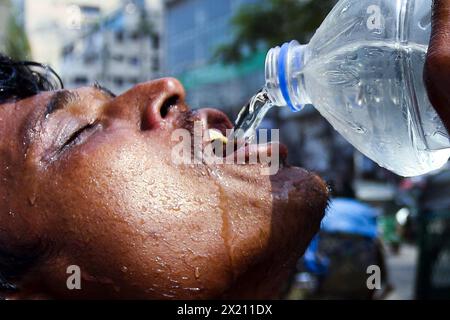 Hitzewelle in Bangladesch Rikscha zieht Getränke aus einer Wasserflasche während der Hitzewelle in Dhaka, Bangladesch, 19. April 2024. Das Meteorologische Department von Bangladesch (BMD) warnte am 15. April, dass die milde bis mäßige Hitzewelle, die über die Divisionen Rajshahi, Dhaka, Khulna, Barisal, Chittagong und Sylhet fliegt, für die nächsten fünf Tage anhalten wird. Dhaka Dhaka Bezirk Bangladesch Copyright: XHabiburxRahmanx Stockfoto