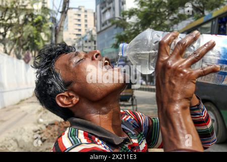 Hitzewelle in Bangladesch Rikscha zieht Getränke aus einer Wasserflasche während der Hitzewelle in Dhaka, Bangladesch, 19. April 2024. Das Meteorologische Department von Bangladesch (BMD) warnte am 15. April, dass die milde bis mäßige Hitzewelle, die über die Divisionen Rajshahi, Dhaka, Khulna, Barisal, Chittagong und Sylhet fliegt, für die nächsten fünf Tage anhalten wird. Dhaka Dhaka Bezirk Bangladesch Copyright: XHabiburxRahmanx Stockfoto