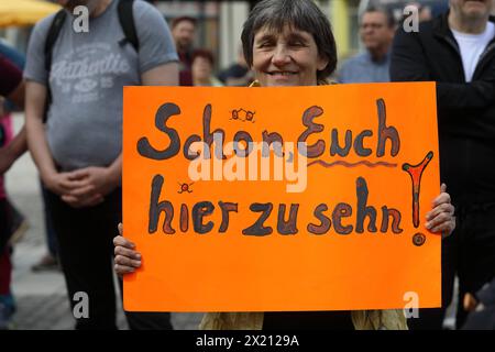 Nie wieder ist jetzt - MEININGEN ist BUNT - gemeinsam für Menschenwürde und Demokratie - Kundgebung gegen Rechtsextremismus - Gegen Rechte Terror in Deutschland - Deutschland, DE, DEU, Germany, Meiningen, 14.04.2024: Zahlreiche Menschen haben sich auf dem Marktplatz im Zentrum der Stadt zu einer Kundgebung versammelt. Hauptauslöser der zahlreichen Demonstrationen in ganz Deutschland gegen die AfD sind die Recherchen von CORRECTIV Recherchen für die Gesellschaft gemeinnützige GmbH. Mit dem Motto der Protestaktion nie wieder ist jetzt soll erneut ein Zeichen gegen Hass, Hetze, Demokratie, Tol Stockfoto