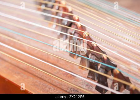 Nahaufnahme mit Guzheng-Musikinstrumenten chinesischen Stils Stockfoto