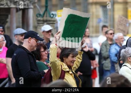 Nie wieder ist jetzt - MEININGEN ist BUNT - gemeinsam für Menschenwürde und Demokratie - Kundgebung gegen Rechtsextremismus - Gegen Rechte Terror in Deutschland - Deutschland, DE, DEU, Germany, Meiningen, 14.04.2024: Zahlreiche Menschen haben sich auf dem Marktplatz im Zentrum der Stadt zu einer Kundgebung versammelt. Hauptauslöser der zahlreichen Demonstrationen in ganz Deutschland gegen die AfD sind die Recherchen von CORRECTIV Recherchen für die Gesellschaft gemeinnützige GmbH. Mit dem Motto der Protestaktion nie wieder ist jetzt soll erneut ein Zeichen gegen Hass, Hetze, Demokratie, Tol Stockfoto