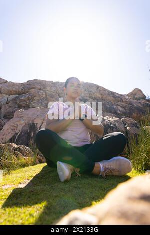 Birassische Wanderer sitzend im Kreuz, Hände zusammen, Meditation, Kopierraum Stockfoto