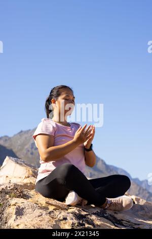 Birassische Wanderer, die auf dem Berg meditiert, Kopierraum Stockfoto