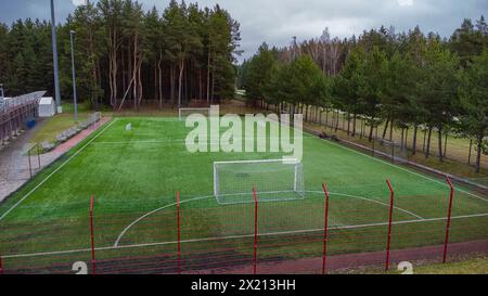 Aus der Vogelperspektive auf ein leeres Stadion, ein Fußballfeld mit grünem Gras und einen Fußball Stockfoto