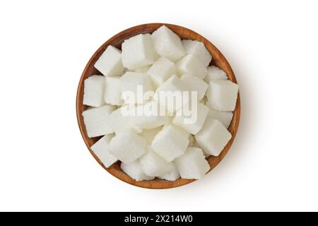 Weiße Zuckerwürfel in Holzschale auf weißem Hintergrund Stockfoto