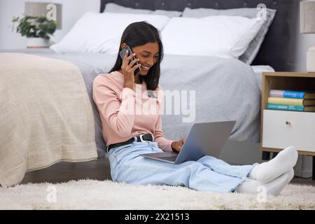 Indische Frau, Freiberuflerin und Telefonanruf zu Hause, Laptop und Networking zu Geschäftskontakten oder Gesprächen. Glückliche weibliche Person, Boden und Planung für Stockfoto