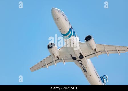 Larnaka, Zypern - 16. Mai 2023: Passagierjet von Egypt Air mit ausgeprägter Lackierung steigt gegen einen klaren blauen Himmel in Richtung Flughafen larnaka ab Stockfoto