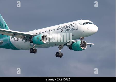 Larnaca, Zypern - 03. Februar 2024: Passagierflugzeug von Cyprus Airways mit abgesenktem Landegerät kurz vor der Landung auf dem Flughafen Larnaca. Zypern Stockfoto