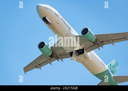 Larnaca, Zypern - 16. Mai 2023: Der kommerzielle Jet von Cyprus Airways stürzt gegen einen klaren blauen Himmel ab, als er sich dem Flughafen Larnaca nähert Stockfoto