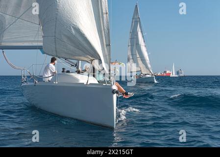 Elegante Yachten wetteifern um ihre Position in einer aufregenden Segelregatta auf dem blauen mittelmeer Stockfoto