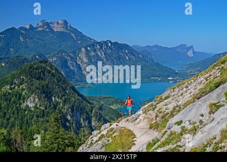 Frauenwanderungen klettern im Hintergrund hinauf nach Schoberstein, Attersee und Mondsee, von Schoberstein, Salzkammergut, Oberaustr Stockfoto