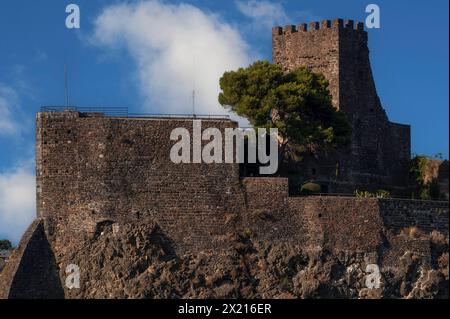 Die Burg wurde auf einem Basaltfelsen errichtet, der durch eine Unterwasserausbrüche hinterlassen wurde, dem Castello di ACI oder Castello Normanno, gegründet 1076 in ACI Castello, Provinz Catania, Sizilien. Im Jahr 1169 verband die sich verhärtende Lava eines Ätna-Ausbruchs den Felsen physisch mit dem Festland. Mehr als ein Jahrhundert später, im Jahr 1297, wurde die Festung von Ruggero di Lauria (Roger von Lauria), einem Admiral, der gegen den König von Sizilien, Friedrich III. Rebellierte, wiederaufgebaut Stockfoto